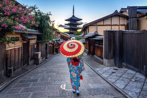 Strolling down Kyoto’s charming Sannen Zaka Street in a traditional kimono is a unforgettable experience for Japan language study tours for teenagers, blending culture, history, and authentic local vibes