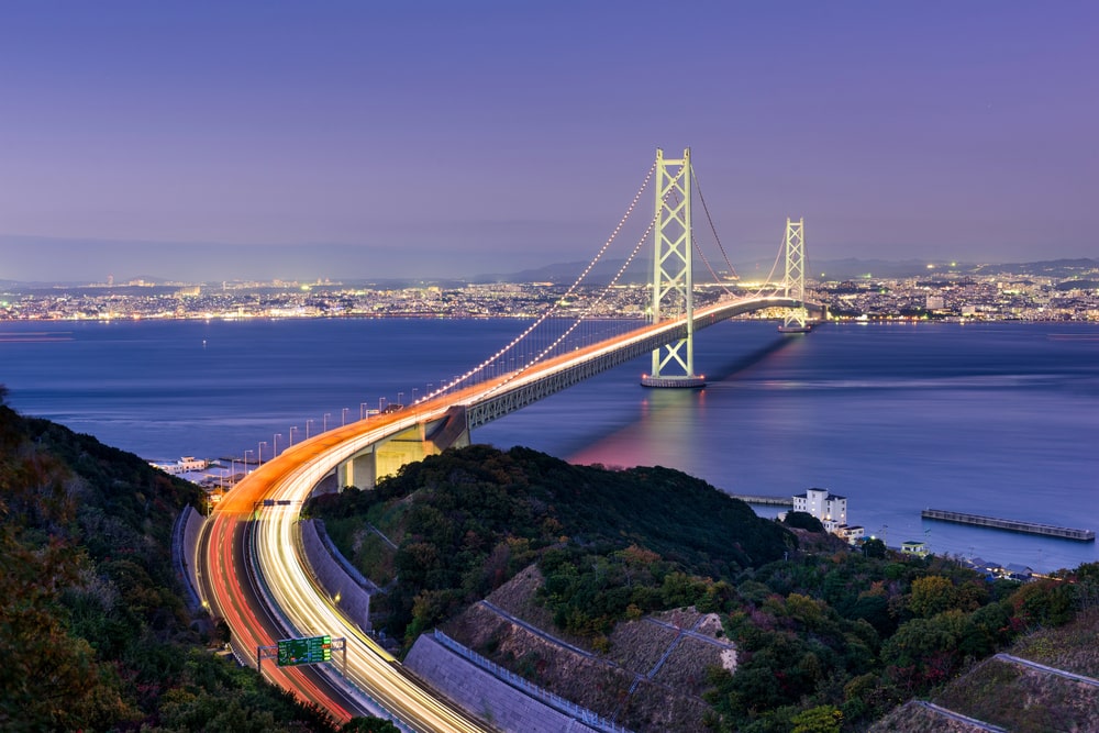 During our Japan Language study tours for teenagers, we marvel at the engineering wonder of the Akashi Kaikyo Ohashi Bridge, the longest suspension bridge in the world.